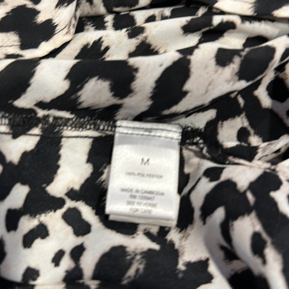 ROZ & Ali leopard print top with short side slit at bottom. - Picture 6 of 7